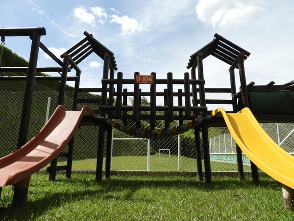 Comment aménager une aire de jeux pour enfants dans un jardin avec pente ?