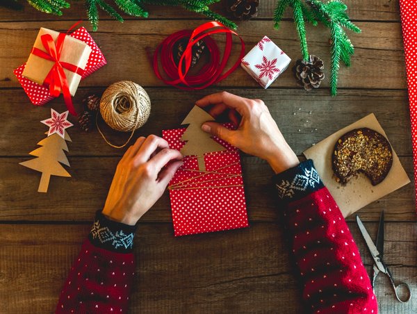 Comment réaliser une décoration murale avec des assiettes vintage sans les endommager?