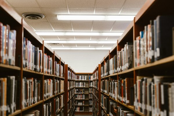 Comment intégrer une bibliothèque sur mesure dans un couloir étroit sans perdre de l'espace de circulation?