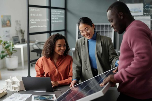 Que peut-on alimenter avec un panneau solaire 400w : estimez la production d'énergie de votre installation